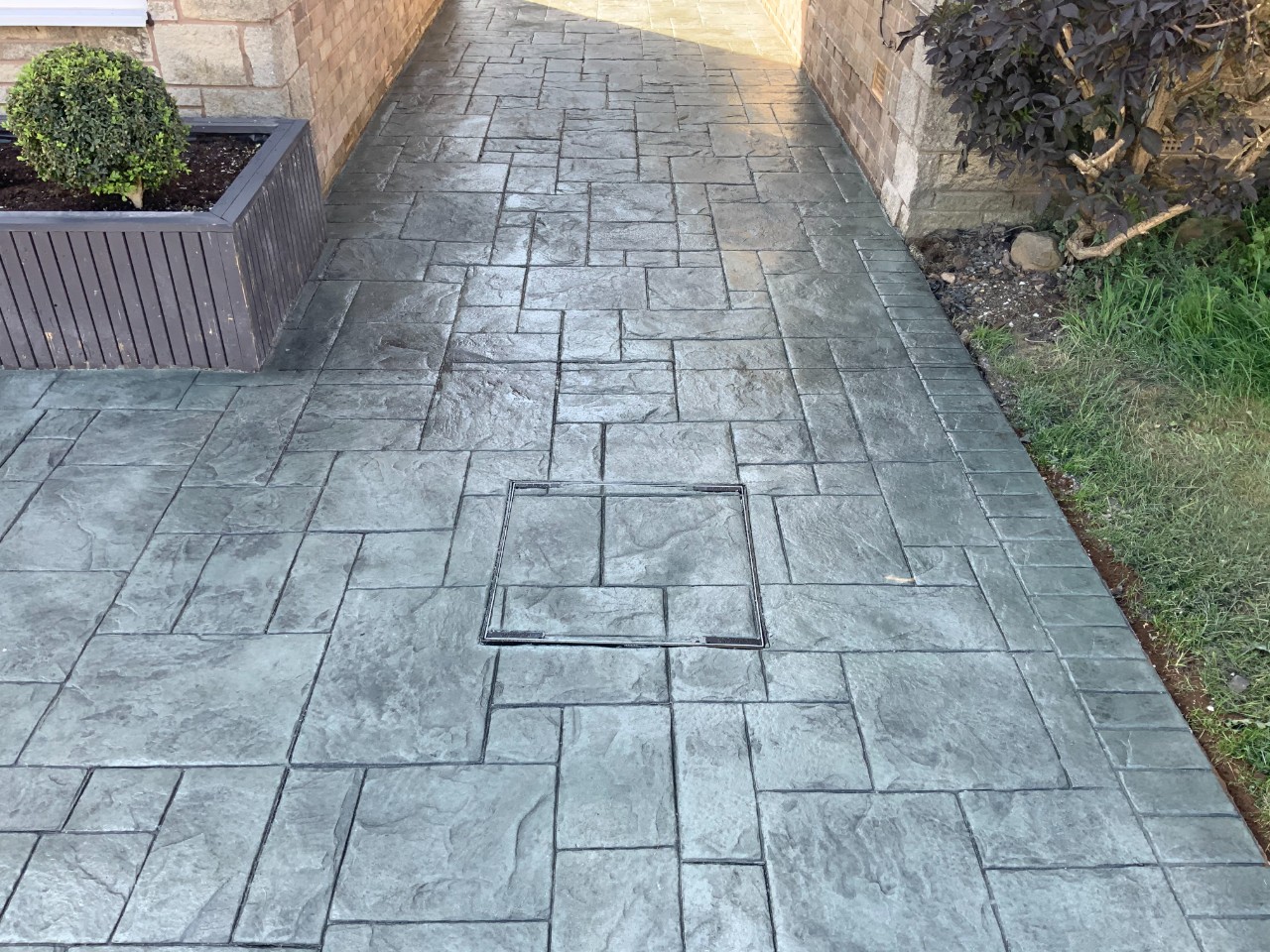 Pattern imprinted concrete driveway